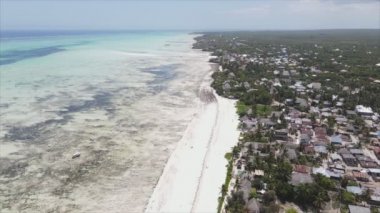 Bu video, Tanzanya, Zanzibar açıklarındaki okyanustaki alçak gelgitin 8K çözünürlükte yavaş çekimini gösteriyor.