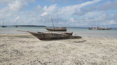 Bu video, Tanzanya, Zanzibar açıklarındaki okyanustaki alçak gelgitin 8K çözünürlükte yavaş çekimini gösteriyor.