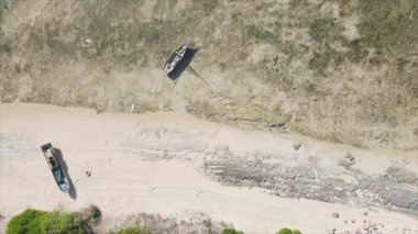 Bu video, Tanzanya, Zanzibar açıklarındaki okyanustaki alçak gelgitin 8K çözünürlükte yavaş çekimini gösteriyor.