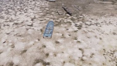 Bu video, Tanzanya, Zanzibar açıklarındaki okyanustaki alçak gelgitin 8K çözünürlükte yavaş çekimini gösteriyor.