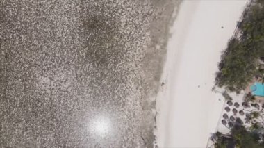 Bu video, Tanzanya, Zanzibar açıklarındaki okyanustaki alçak gelgitin 8K çözünürlükte yavaş çekimini gösteriyor.