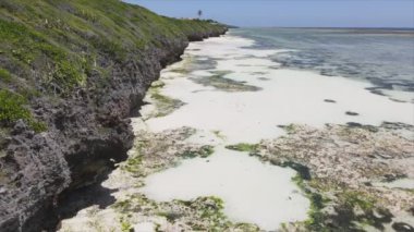 Bu video, Tanzanya, Zanzibar açıklarındaki okyanustaki alçak gelgitin 8K çözünürlükte yavaş çekimini gösteriyor.