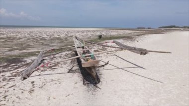 Bu video, Tanzanya, Zanzibar açıklarındaki okyanustaki alçak gelgitin 8K çözünürlükte yavaş çekimini gösteriyor.
