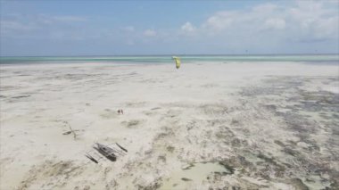 Bu video, Tanzanya, Zanzibar açıklarındaki okyanustaki alçak gelgitin 8K çözünürlükte yavaş çekimini gösteriyor.