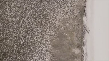 Bu video, Tanzanya, Zanzibar açıklarındaki okyanustaki alçak gelgitin 8K çözünürlükte yavaş çekimini gösteriyor.