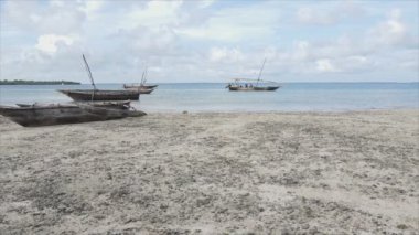 Bu video, Tanzanya, Zanzibar açıklarındaki okyanustaki alçak gelgitin 8K çözünürlükte yavaş çekimini gösteriyor.