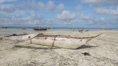 Bu video, Tanzanya, Zanzibar açıklarındaki okyanustaki alçak gelgitin 8K çözünürlükte yavaş çekimini gösteriyor.