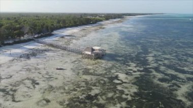 Bu video, Tanzanya 'nın Zanzibar kıyısındaki bir evin havadan görüntüsünü gösteriyor, 8K çözünürlükte yavaş çekim.