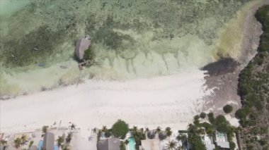 Bu video, Tanzanya 'nın Zanzibar kıyısındaki bir evin havadan görüntüsünü gösteriyor, 8K çözünürlükte yavaş çekim.
