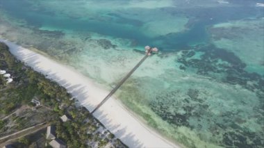 Bu video, Tanzanya 'nın Zanzibar kıyısındaki bir evin havadan görüntüsünü gösteriyor, 8K çözünürlükte yavaş çekim.
