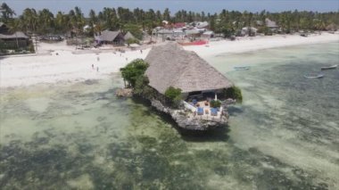 Bu video, Tanzanya 'nın Zanzibar kıyısındaki bir evin havadan görüntüsünü gösteriyor, 8K çözünürlükte yavaş çekim.