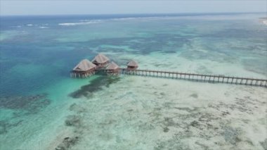 Bu video, Tanzanya 'nın Zanzibar kıyısındaki bir evin havadan görüntüsünü gösteriyor, 8K çözünürlükte yavaş çekim.