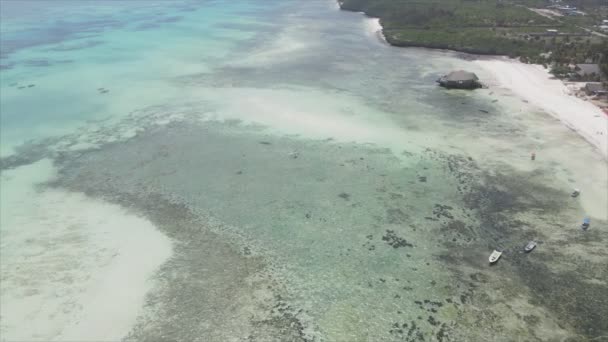 このストックビデオでは タンザニアのザンジバル沿岸の海にある屋根の上の家の空中ビュー 8K解像度でのスローモーション — ストック動画