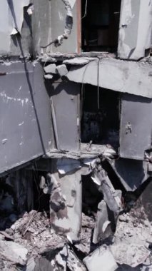 Bu borsa dikey videosu Ukrayna 'daki savaş sonrasını gösteriyor. Borodyanka' da yıkılan bir yerleşim yeri.