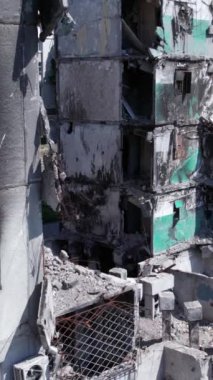 Bu borsa dikey videosu Ukrayna 'daki savaş sonrasını gösteriyor. Borodyanka' da yıkılan bir yerleşim yeri.