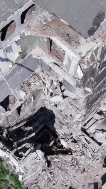 Bu borsa dikey videosu Ukrayna 'daki savaş sonrasını gösteriyor. Borodyanka' da yıkılan bir yerleşim yeri.