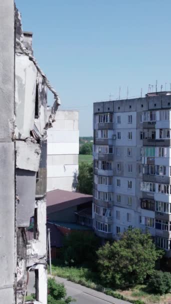 Este Vídeo Vertical Mostra Consequências Guerra Ucrânia Edifício Residencial Destruído — Vídeo de Stock