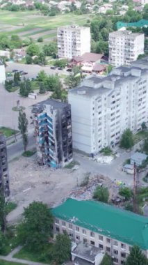 Bu borsa dikey videosu Ukrayna 'daki savaş sonrasını gösteriyor. Borodyanka' da yıkılan bir yerleşim yeri.