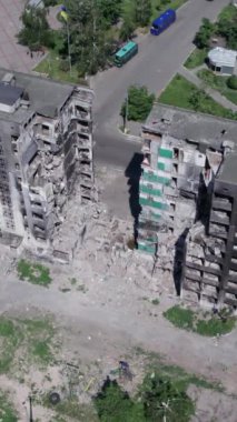 Bu borsa dikey videosu Ukrayna 'daki savaş sonrasını gösteriyor. Borodyanka' da yıkılan bir yerleşim yeri.