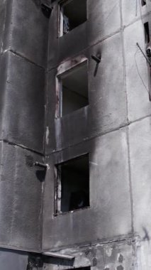 Bu borsa dikey videosu Ukrayna 'daki savaş sonrasını gösteriyor. Borodyanka' da yıkılan bir yerleşim yeri.