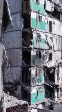 Bu borsa dikey videosu Ukrayna 'daki savaş sonrasını gösteriyor. Borodyanka' da yıkılan bir yerleşim yeri.