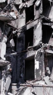 Bu borsa dikey videosu Ukrayna 'daki savaş sonrasını gösteriyor. Borodyanka' da yıkılan bir yerleşim yeri.