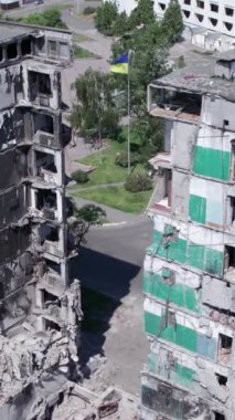 Bu borsa dikey videosu Ukrayna 'daki savaş sonrasını gösteriyor. Borodyanka' da yıkılan bir yerleşim yeri.