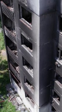 Bu borsa dikey videosu Ukrayna 'daki savaş sonrasını gösteriyor. Borodyanka' da yıkılan bir yerleşim yeri.