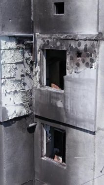 Bu borsa dikey videosu Ukrayna 'daki savaş sonrasını gösteriyor. Borodyanka' da yıkılan bir yerleşim yeri.