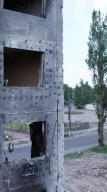 Bu borsa dikey videosu Ukrayna 'daki savaş sonrasını gösteriyor. Borodyanka' da yıkılan bir yerleşim yeri.