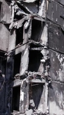 Bu borsa dikey videosu Ukrayna 'daki savaş sonrasını gösteriyor. Borodyanka' da yıkılan bir yerleşim yeri.