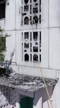 Bu borsa dikey videosu Ukrayna 'daki savaş sonrasını gösteriyor. Borodyanka' da yıkılan bir yerleşim yeri.