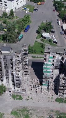 Bu borsa dikey videosu Ukrayna 'daki savaş sonrasını gösteriyor. Borodyanka' da yıkılan bir yerleşim yeri.