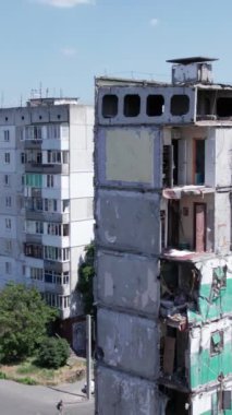 Bu borsa dikey videosu Ukrayna 'daki savaş sonrasını gösteriyor. Borodyanka' da yıkılan bir yerleşim yeri.