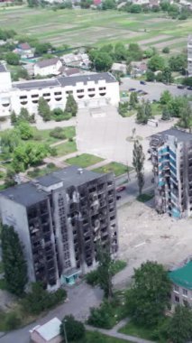 Bu borsa dikey videosu Ukrayna 'daki savaş sonrasını gösteriyor. Borodyanka' da yıkılan bir yerleşim yeri.