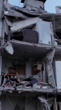 Bu borsa dikey videosu Ukrayna 'daki savaş sonrasını gösteriyor. Borodyanka' da yıkılan bir yerleşim yeri.