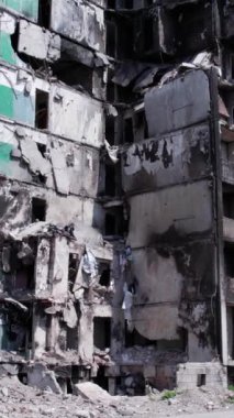 Bu borsa dikey videosu Ukrayna 'daki savaş sonrasını gösteriyor. Borodyanka' da yıkılan bir yerleşim yeri.