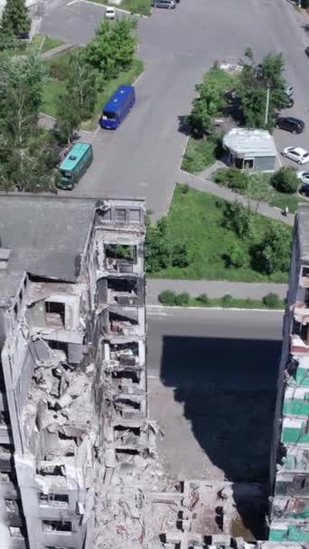 Este Vídeo Vertical Mostra Consequências Guerra Ucrânia Edifício Residencial Destruído — Vídeo de Stock