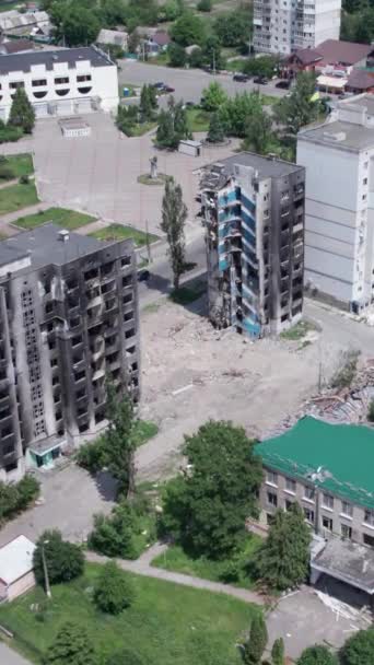 Tämä Varastossa Pystysuora Video Näyttää Jälkimainingeissa Sodan Ukrainassa Tuhoutunut Asuinrakennus — kuvapankkivideo