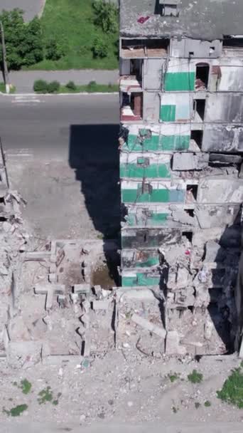 Este Video Vertical Muestra Las Secuelas Guerra Ucrania Edificio Residencial — Vídeo de stock