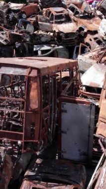 Bu stok dikey video Irpin, Bucha bölgesinde bir kurşun ve yanmış araba dökümü gösteriyor.