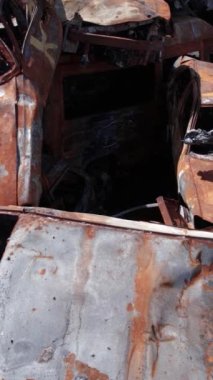 Bu stok dikey video Irpin, Bucha bölgesinde bir kurşun ve yanmış araba dökümü gösteriyor.