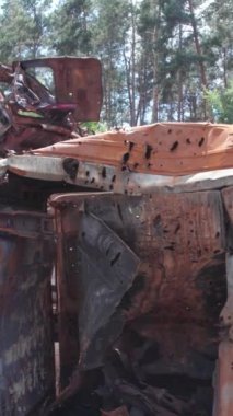 Bu stok dikey video Irpin, Bucha bölgesinde bir kurşun ve yanmış araba dökümü gösteriyor.