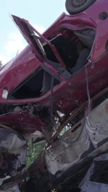 Bu stok dikey video Irpin, Bucha bölgesinde bir kurşun ve yanmış araba dökümü gösteriyor.