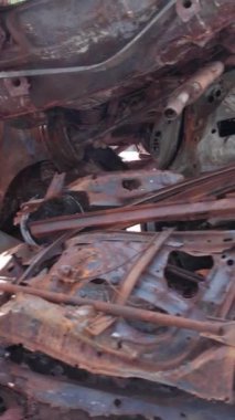 Bu stok dikey video Irpin, Bucha bölgesinde bir kurşun ve yanmış araba dökümü gösteriyor.