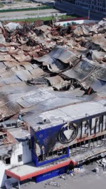 Bu stok dikey video, Bucha 'daki bir alışveriş merkezinin ağır çekimde tahrip edildiğini gösteriyor.