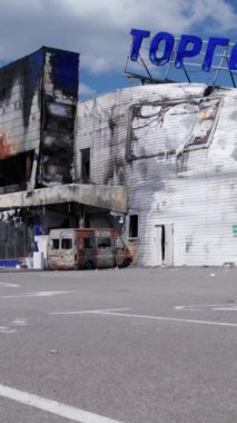 Bu stok dikey video, Bucha 'daki bir alışveriş merkezinin ağır çekimde tahrip edildiğini gösteriyor.