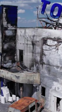 Bu stok dikey video, Bucha 'daki bir alışveriş merkezinin ağır çekimde tahrip edildiğini gösteriyor.