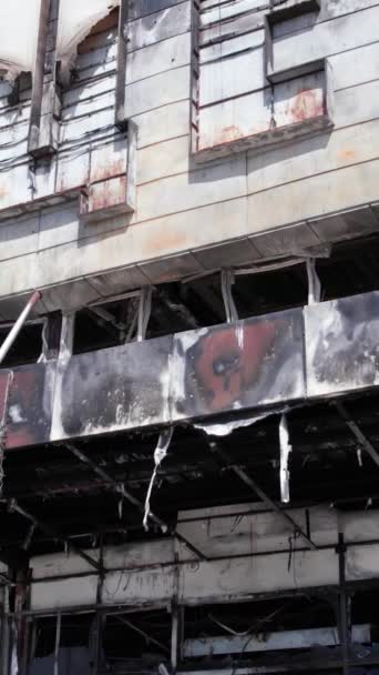 Ten Pionowy Film Pokazuje Zniszczony Budynek Centrum Handlowego Bucha Zwolnionym — Wideo stockowe