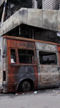 Bu stok dikey video, Bucha 'daki bir alışveriş merkezinin ağır çekimde tahrip edildiğini gösteriyor.